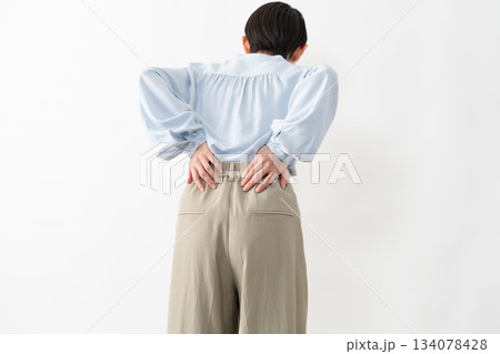 長袖シャツを着ている女性　ライフスタイルイメージ 134078428