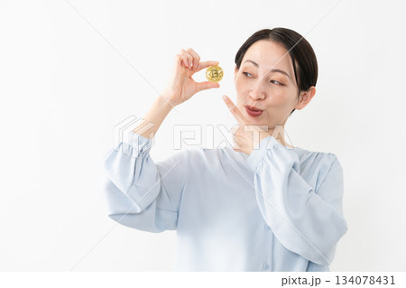 ビットコインを持っている女性 テクノロジーイメージ ビットコインを持っている女性 テクノロジーイメージ 134078431