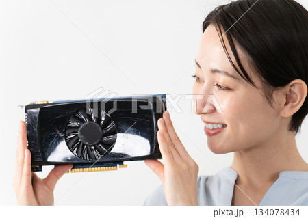 グラフィックボードを持っている女性　テクノロジーイメージ 134078434