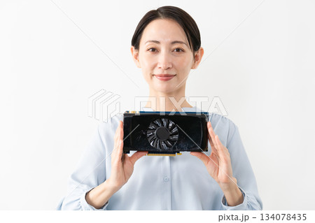 グラフィックボードを持っている女性　テクノロジーイメージ 134078435