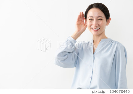 長袖シャツを着ている女性　ライフスタイルイメージ 134078440