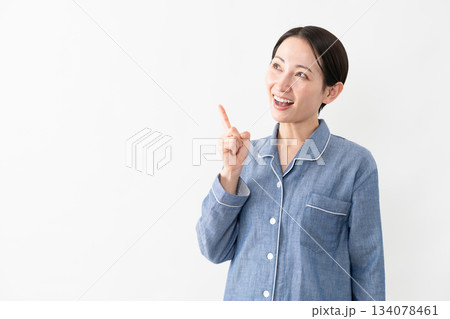 パジャマを着ている女性 ライフスタイルイメージ パジャマを着ている女性 ライフスタイルイメージ 134078461