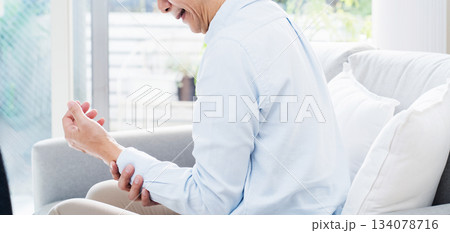 手首が痛むシニア男性 134078716