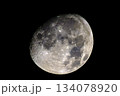 夜空に輝く11月の月、月面 134078920