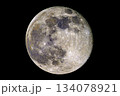 夜空に輝く11月の月、月面 134078921