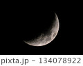 夜空に輝く11月の月、月面 134078922