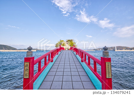赤い参道橋が続く海上の弁天島 海神社（坊勢島・兵庫県）瀬戸内の絶景 134079241