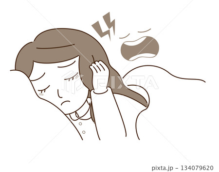 いびきが気になって眠れない女性 134079620