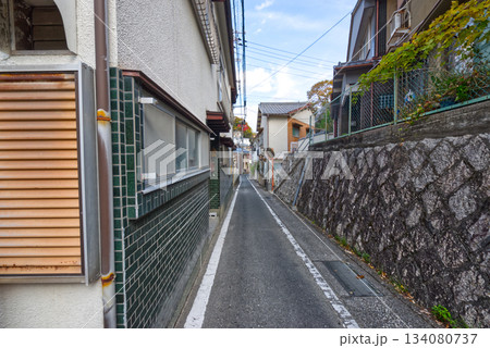 家島の路地と細い坂道の風景（兵庫・瀬戸内の島暮らし） 134080737