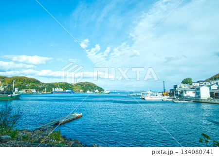 「瀬戸内海・家島の港町風景|青い海と漁船が並ぶ静かな島の景色」 「瀬戸内海・家島の港町風景|青い海と漁船が並ぶ静かな島の景色」 134080741