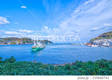「瀬戸内海・家島の港町風景｜青い海と漁船が並ぶ静かな島の景色」 134080742