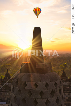 ボロブドゥール遺跡の美しい朝の景観 134081603