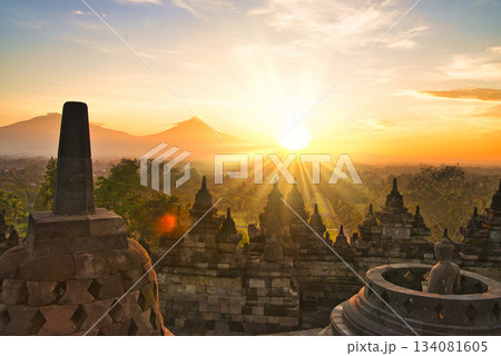 ボロブドゥール遺跡の美しい朝の景観 134081605