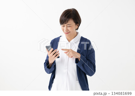 スマートフォンを持つ白衣の女性 134081699