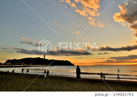 片瀬西浜鵠沼海水浴場から江ノ島の夕景 134081703
