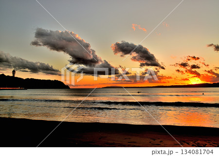 片瀬西浜鵠沼海水浴場から江ノ島の夕景 134081704