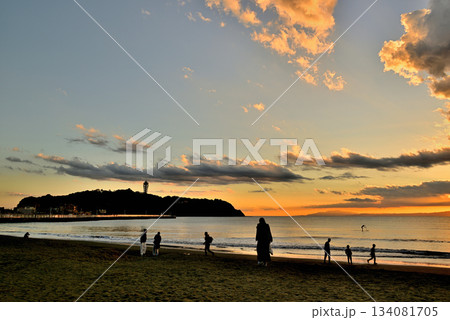 片瀬西浜鵠沼海水浴場から江ノ島の夕景 134081705