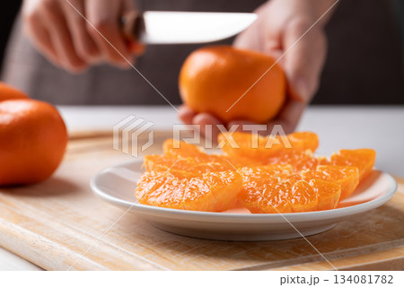 Fresh cut of Mandarin orange fruit preparing on plate ready to eating Fresh cut of Mandarin orange fruit preparing on plate ready to eating 134081782