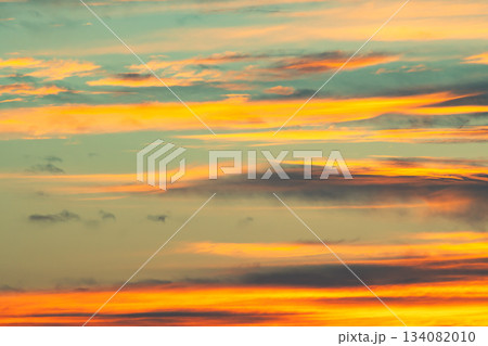 夕焼けに雲が染まる空 a-1-3 寒色 シアン色 夕焼けに雲が染まる空 a-1-3 寒色 シアン色 134082010