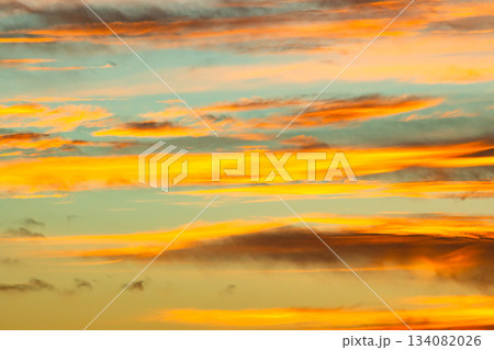 夕焼けに雲が染まる空　c-1-2 寒色 高コントラスト 134082026