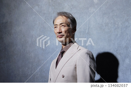 スーツを着たシニア男性のポートレート　黒背景 134082037