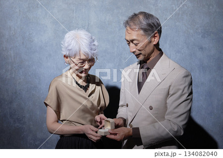 シニア夫婦　指輪のプレゼント　黒背景 134082040