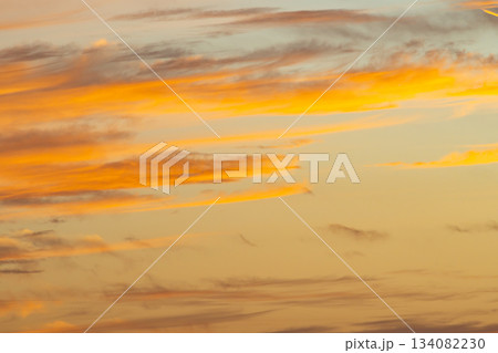 夕焼けに雲が染まる空　d-1-1 寒色 134082230