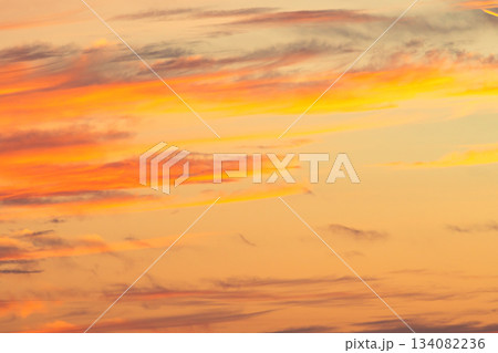 夕焼けに雲が染まる空　d-2-3 シアン色 134082236