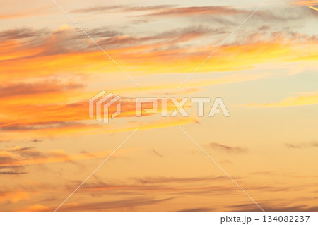 夕焼けに雲が染まる空 d-2-4 フィルム調 夕焼けに雲が染まる空 d-2-4 フィルム調 134082237