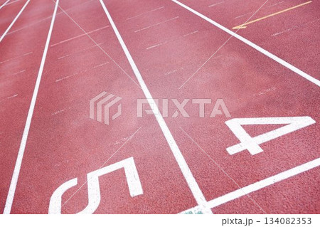 Flat design showing red synthetic track with white lane dividers, numerals 4 and 5, yellow arrow 134082353