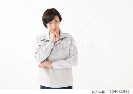 作業服をきた悩む女性 134082983
