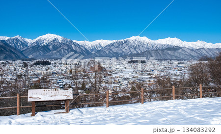 大町公園から北アルプスの眺め（冬） 134083292