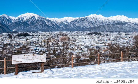大町公園から北アルプスの眺め（冬） 134083294