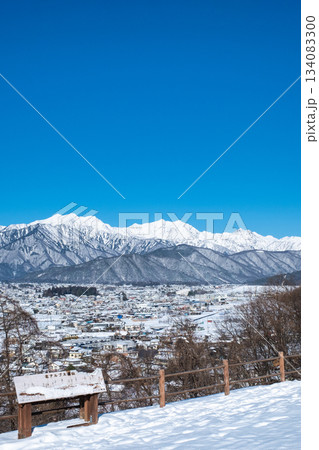 大町公園から北アルプスの眺め（冬） 134083300