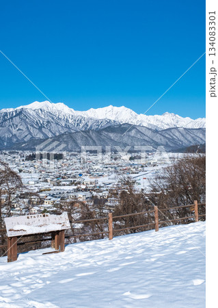 大町公園から北アルプスの眺め（冬） 134083301