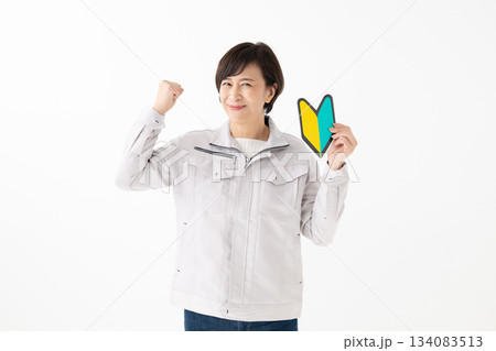 　働く女性　作業着　ドライバー 134083513