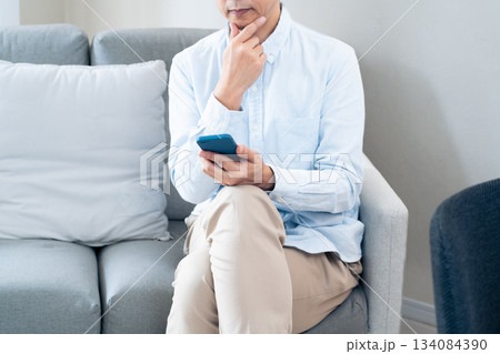スマホを使う中高年男性 スマホを使う中高年男性 134084390