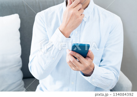 スマホを使う中高年男性 スマホを使う中高年男性 134084392