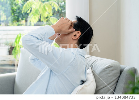 頭を抱える中高年男性 134084735