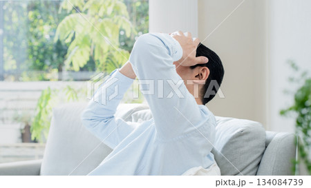 頭を抱える中高年男性 頭を抱える中高年男性 134084739