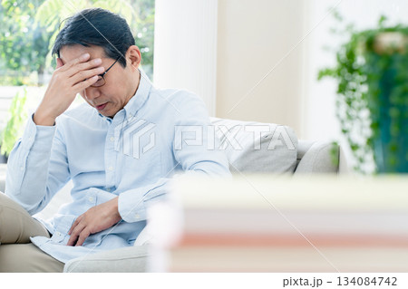 頭を抱える中高年男性 134084742