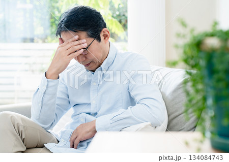 頭を抱える中高年男性 134084743