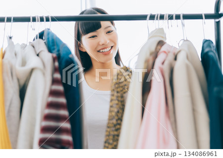 洋服を選ぶ女性 134086961