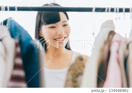 洋服を選ぶ女性 134086962