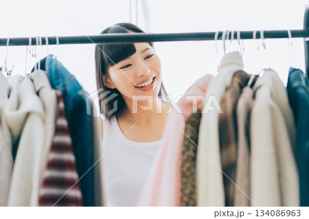 洋服を選ぶ女性 134086963