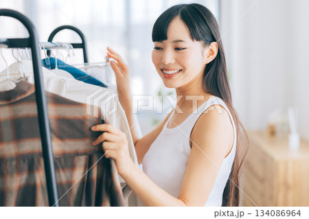 洋服を選ぶ女性 洋服を選ぶ女性 134086964