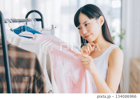 洋服を選ぶ女性 134086966