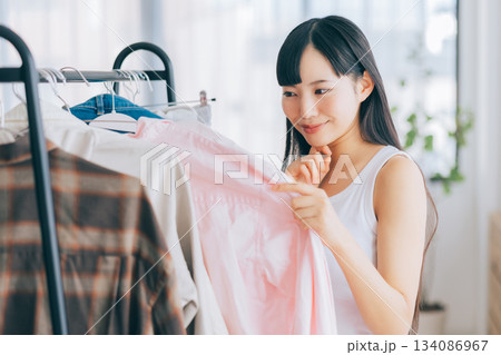 洋服を選ぶ女性 洋服を選ぶ女性 134086967