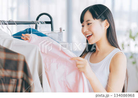 洋服を選ぶ女性 134086968