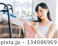 洋服を選ぶ女性 134086969